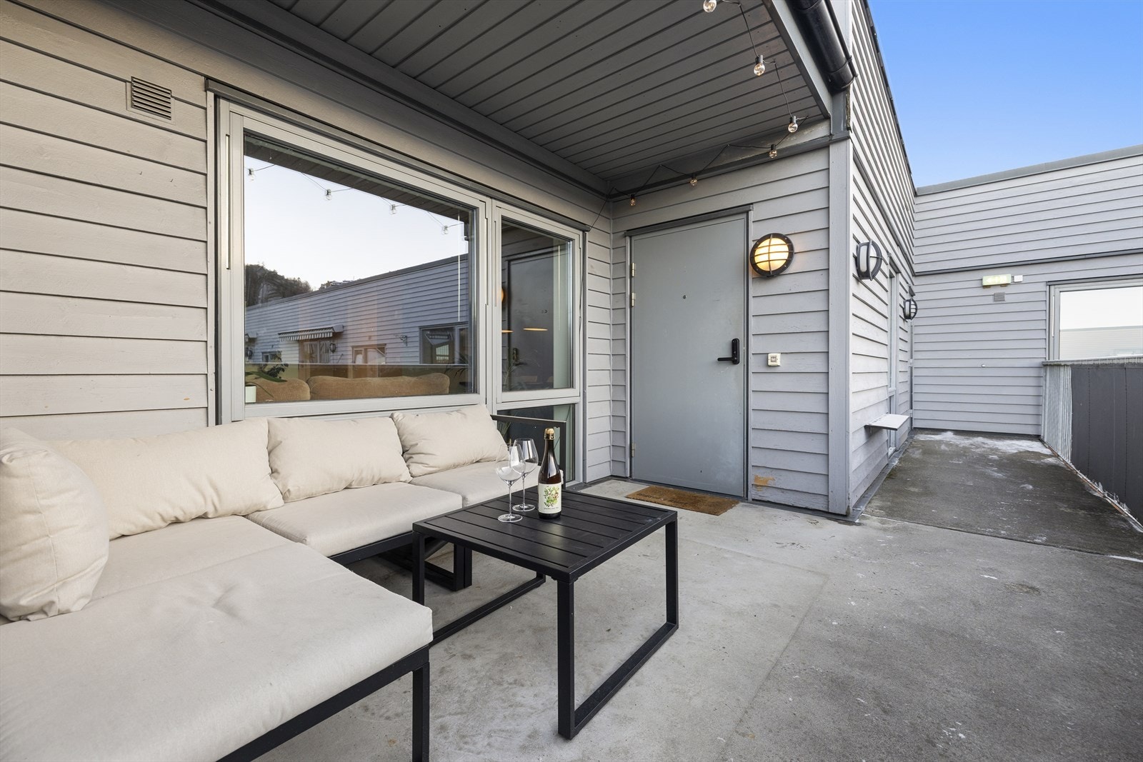 Ved inngangspartiet har du en hyggelig uteplass med gode solforhold store deler av dagen. Galleribilde