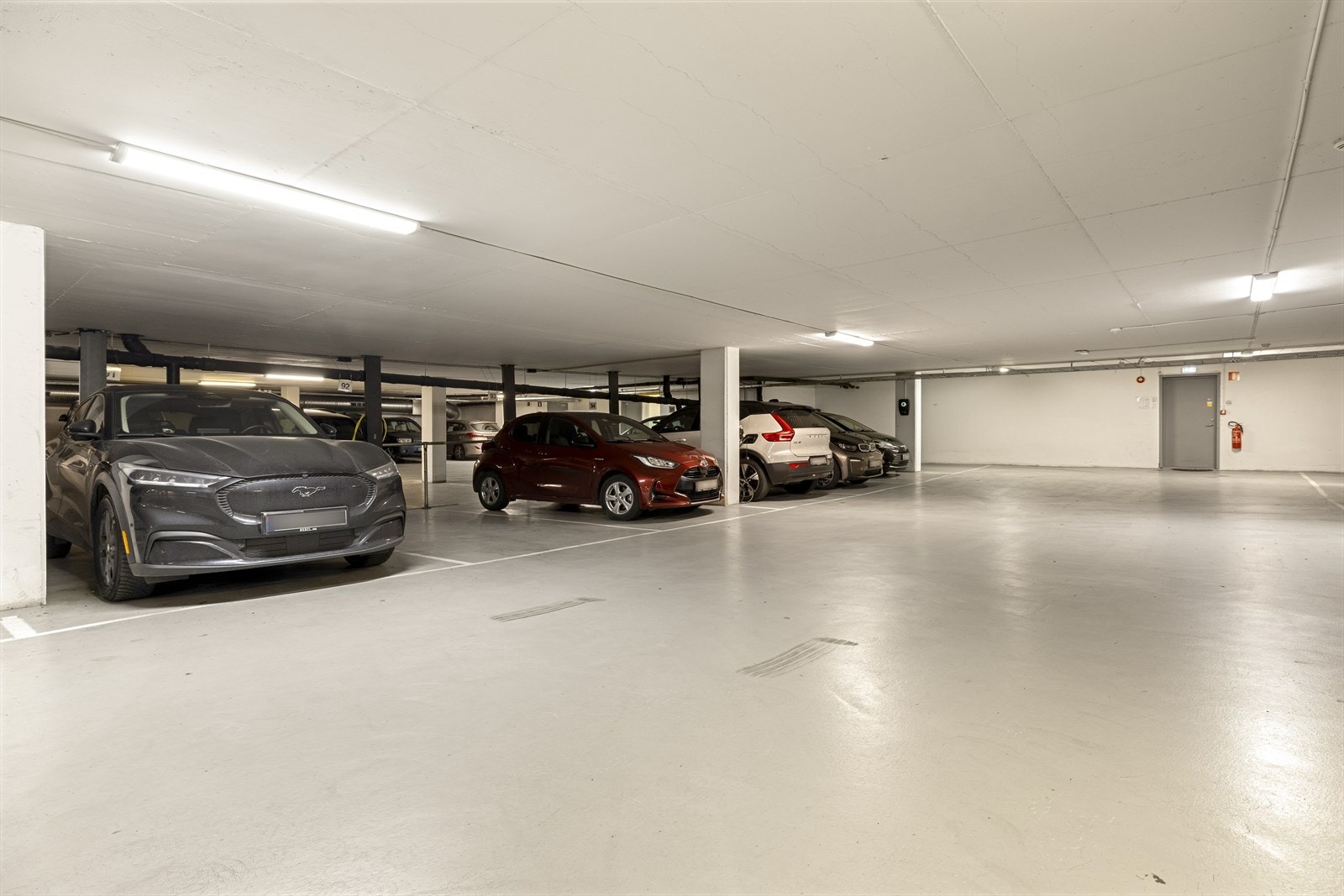 Leiligheten har evigvarende bruksrett til én parkeringsplass i felles garasjeanlegg. Galleribilde
