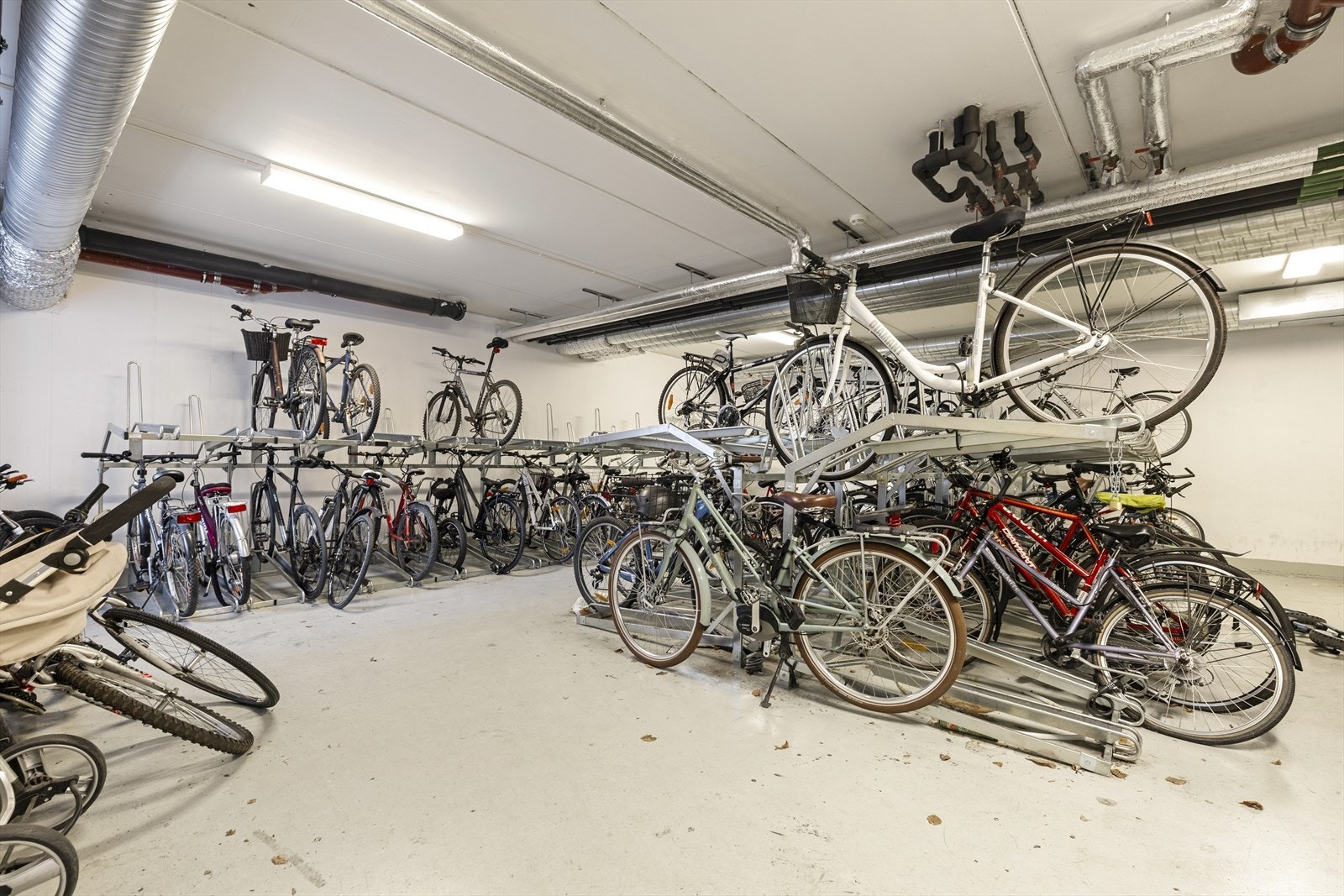 Felles sykkelparkering. Galleribilde