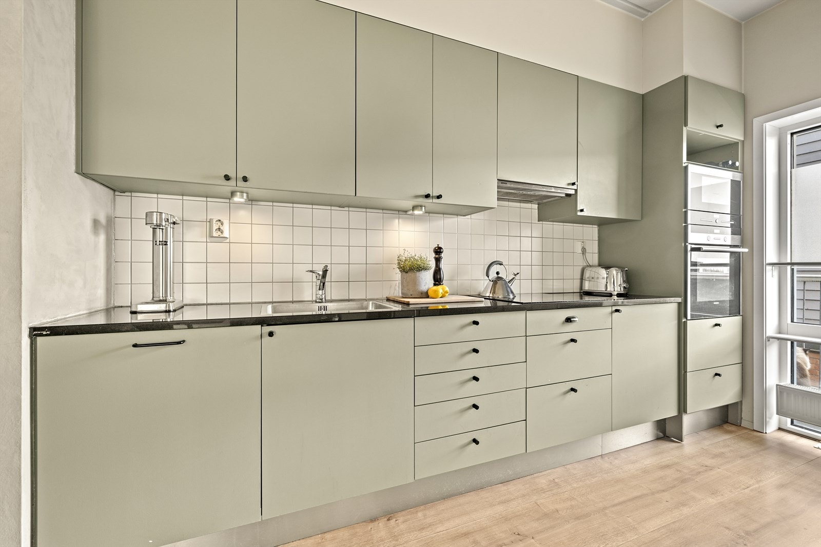 Dette er en sosial og rålekker 3-roms i byggets øverste etasje. Galleribilde