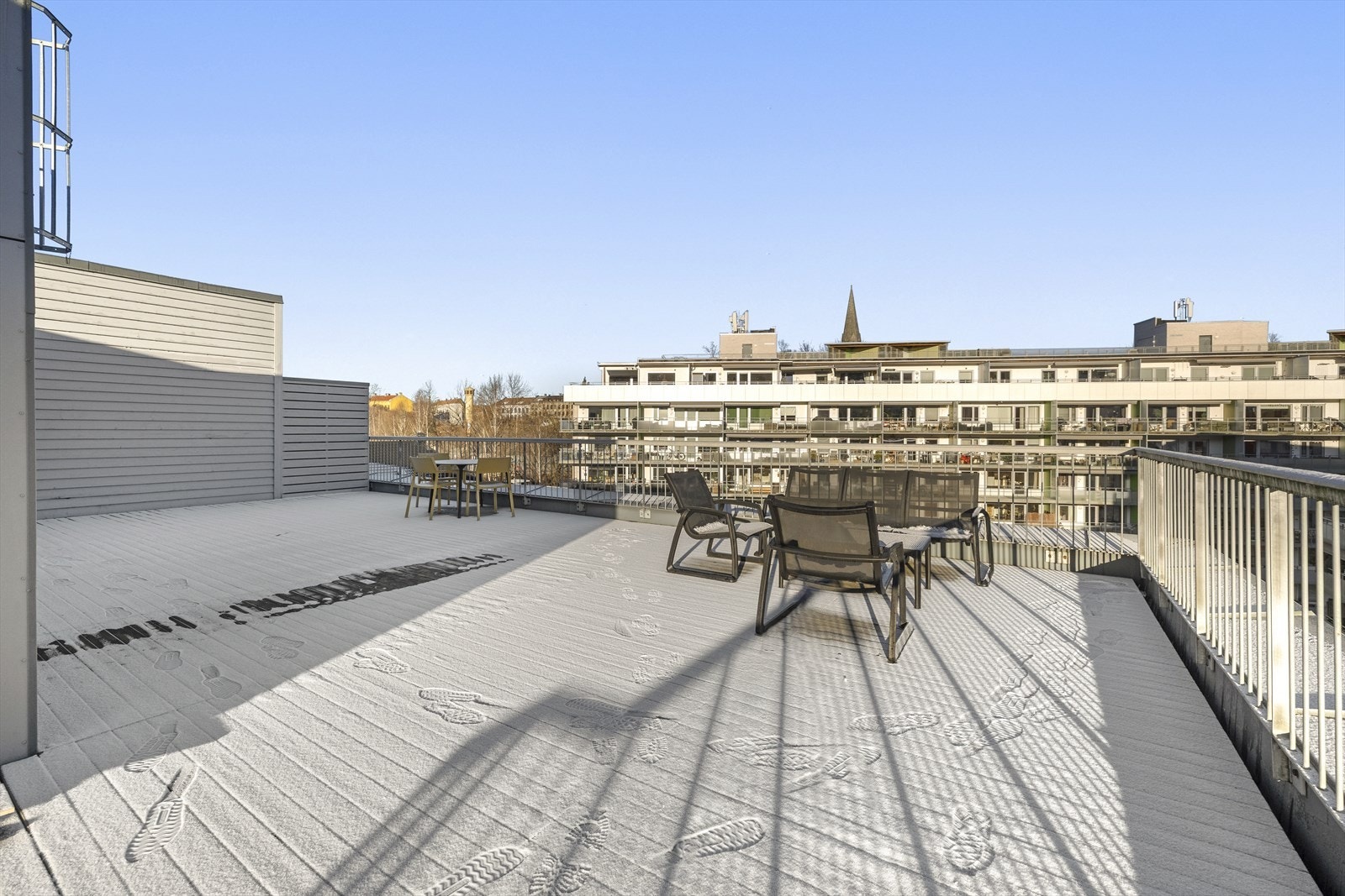 Du skal lete lenge etter bedre solforhold i en leilighet. Det er sol 11 måneder i året og sommeren forlenges med de lune uteområdene. Galleribilde