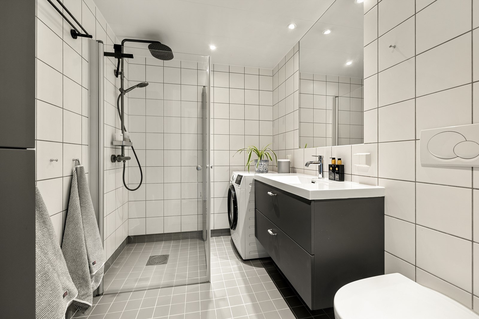 Badet er flislagt og har varmekabler på gulv. Badet ble oppgradert i 2025 med ny dusjarmatur, baderomsinnredning, servant, blandebatteri, høyskap og dolokk. Galleribilde