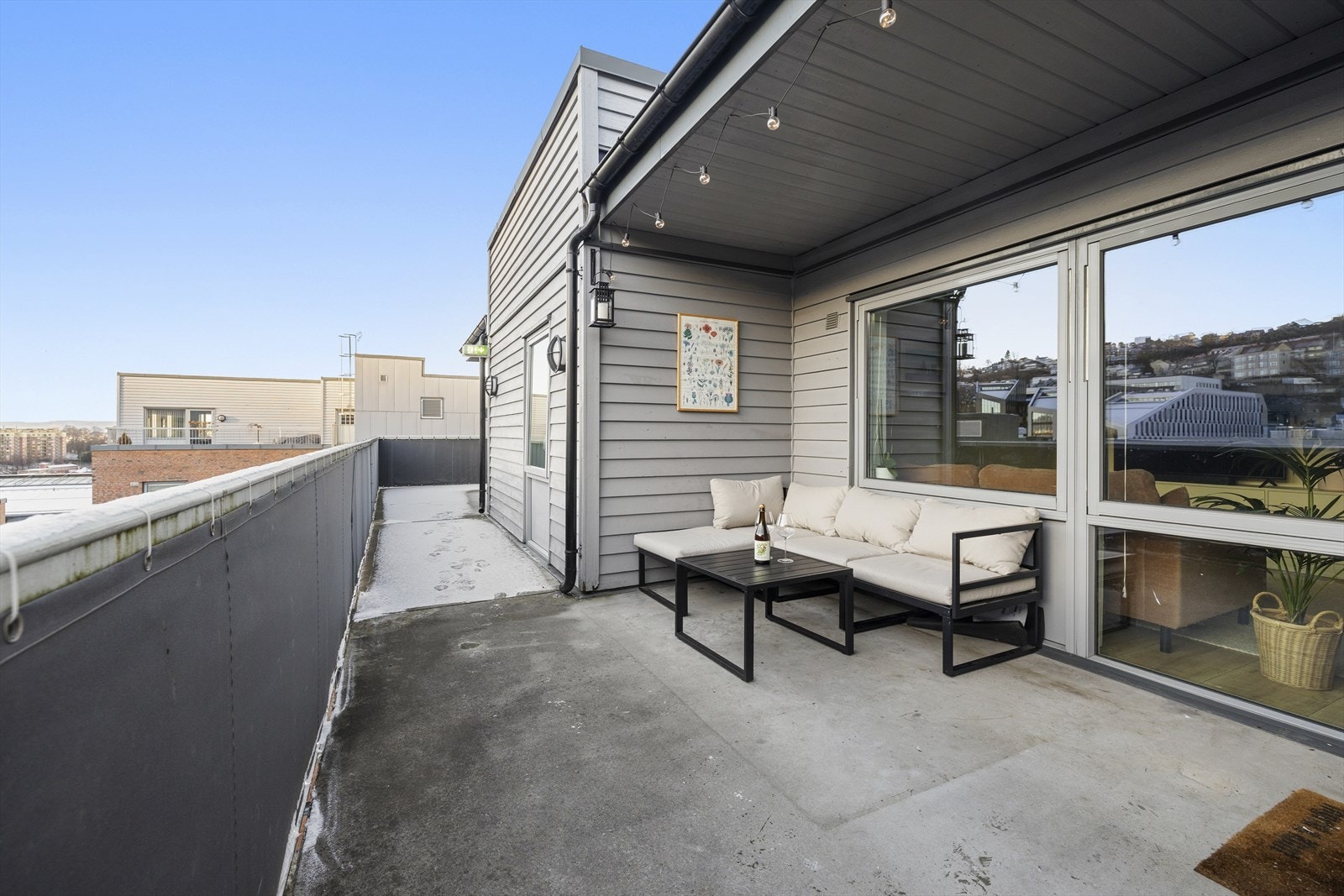 At leiligheter har en uteplass på hver sin side, det er luksus det. Det er kun en nabo i samme fløy. Galleribilde