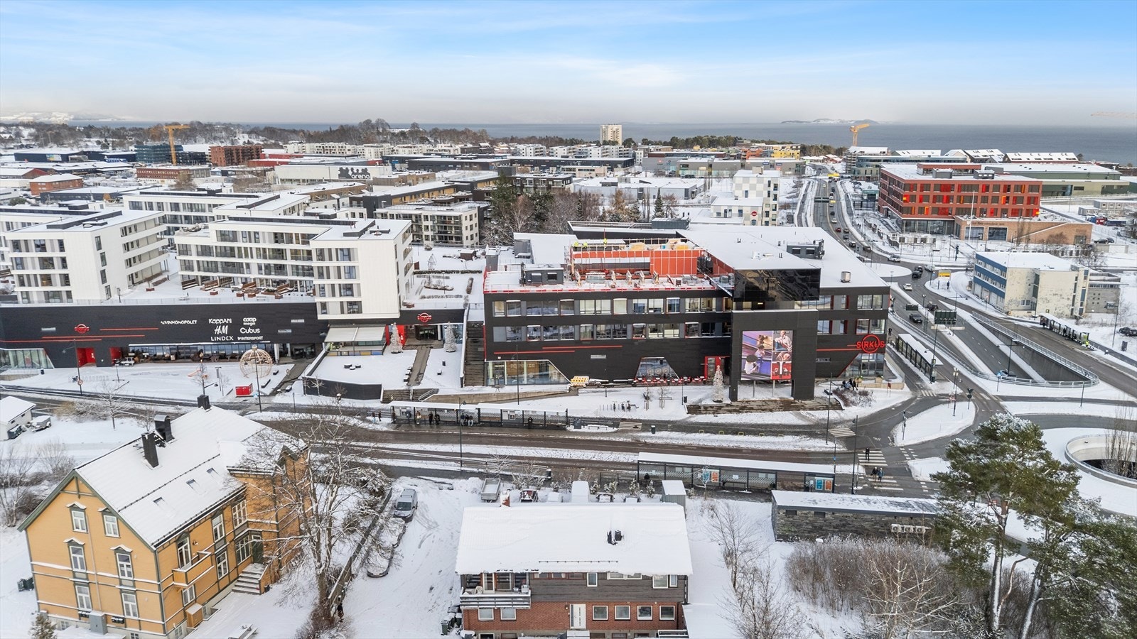 Eiendommen har sentralbeliggenhet med buss-stopp og Sirkus Shopping som nærmeste nabo. Galleribilde