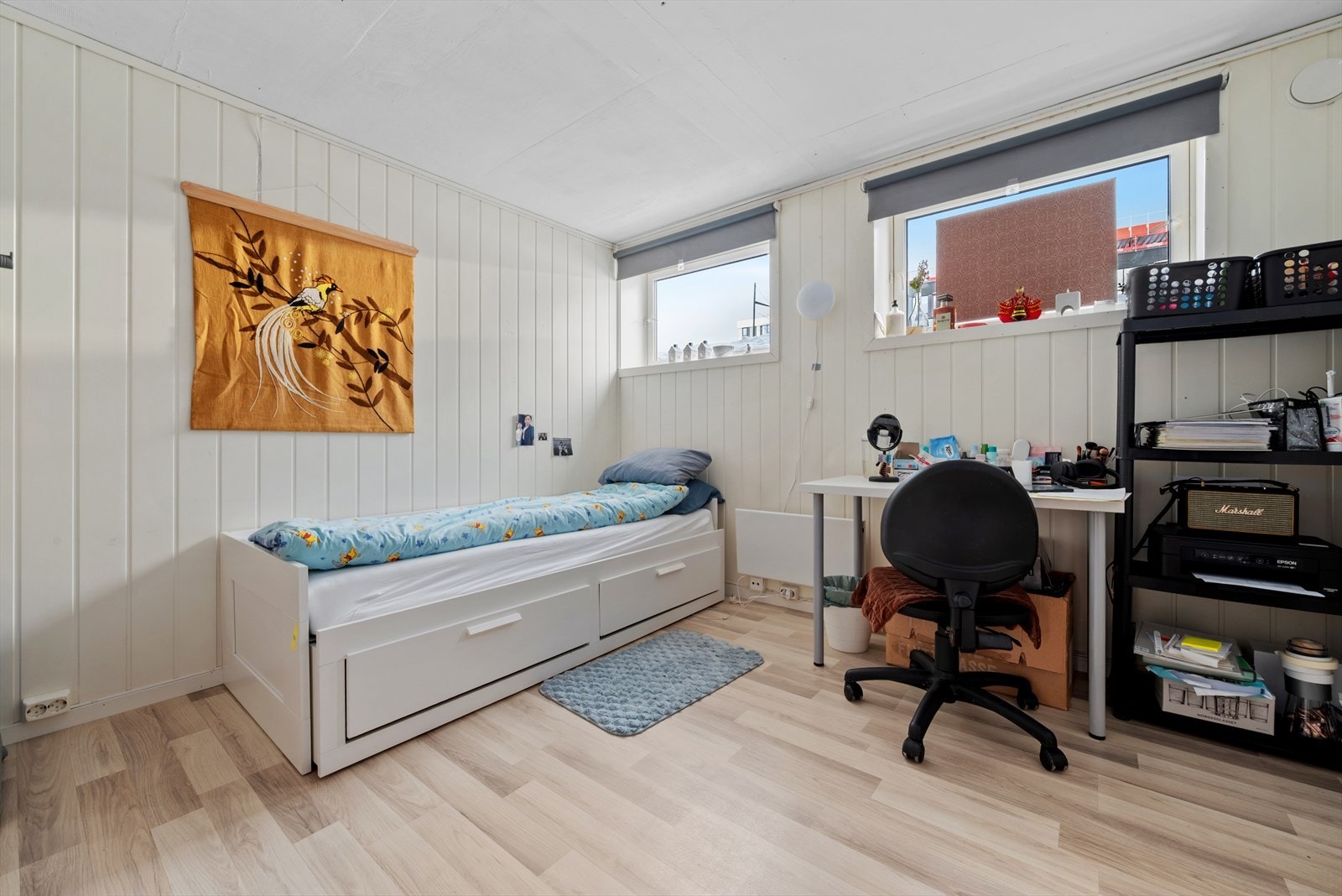 Leietakerne har god plass for på seng, pulter og klessoppbevaring på de fleste rommene. Galleribilde