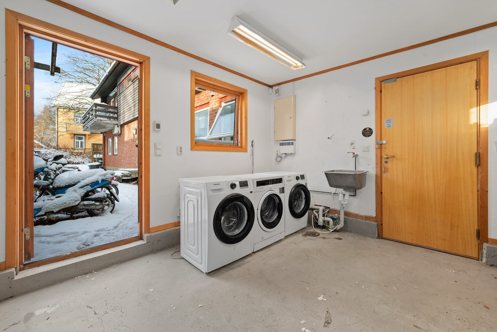 I rommet bak garasjen er det etablert et vaskerom/tekniskrom. Galleribilde