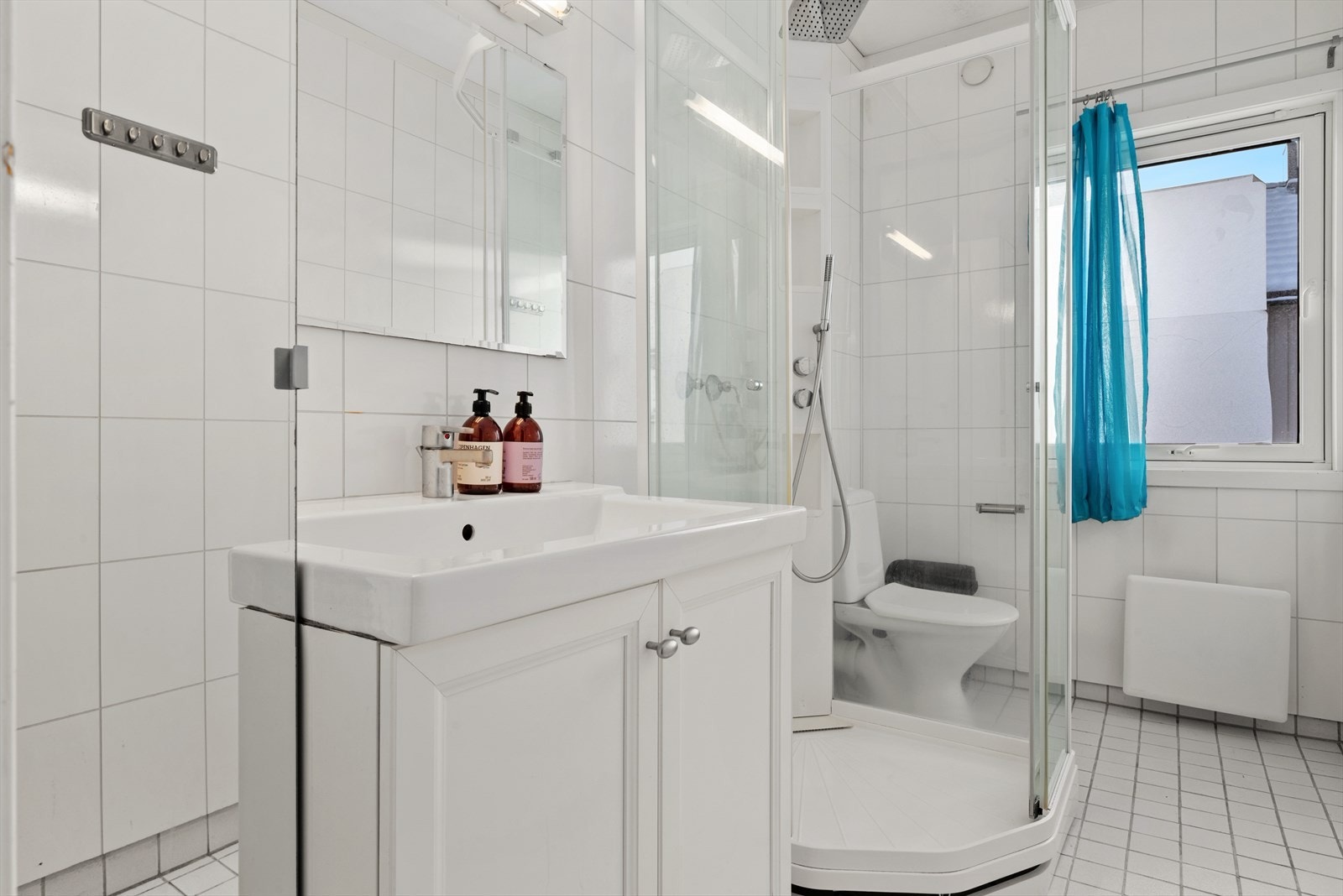 Hver etasje har to bad, noe som verdsettes stort av de som bor her. Galleribilde