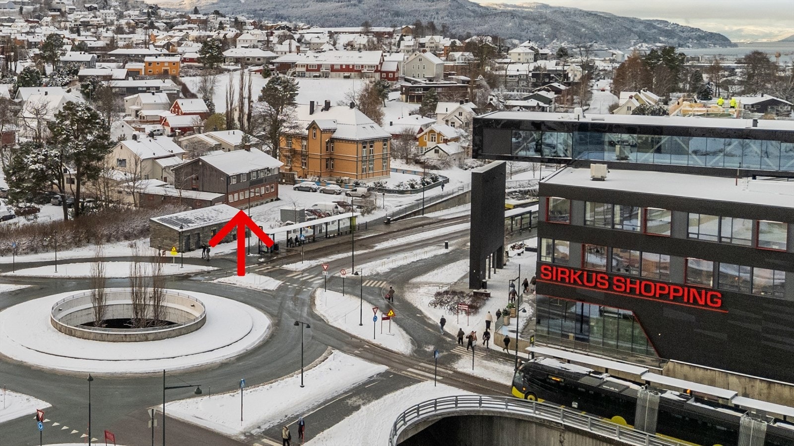 Velkommen til Rønningsbakken 57 og denne eneboligen med attraktiv beliggenhet. Galleribilde