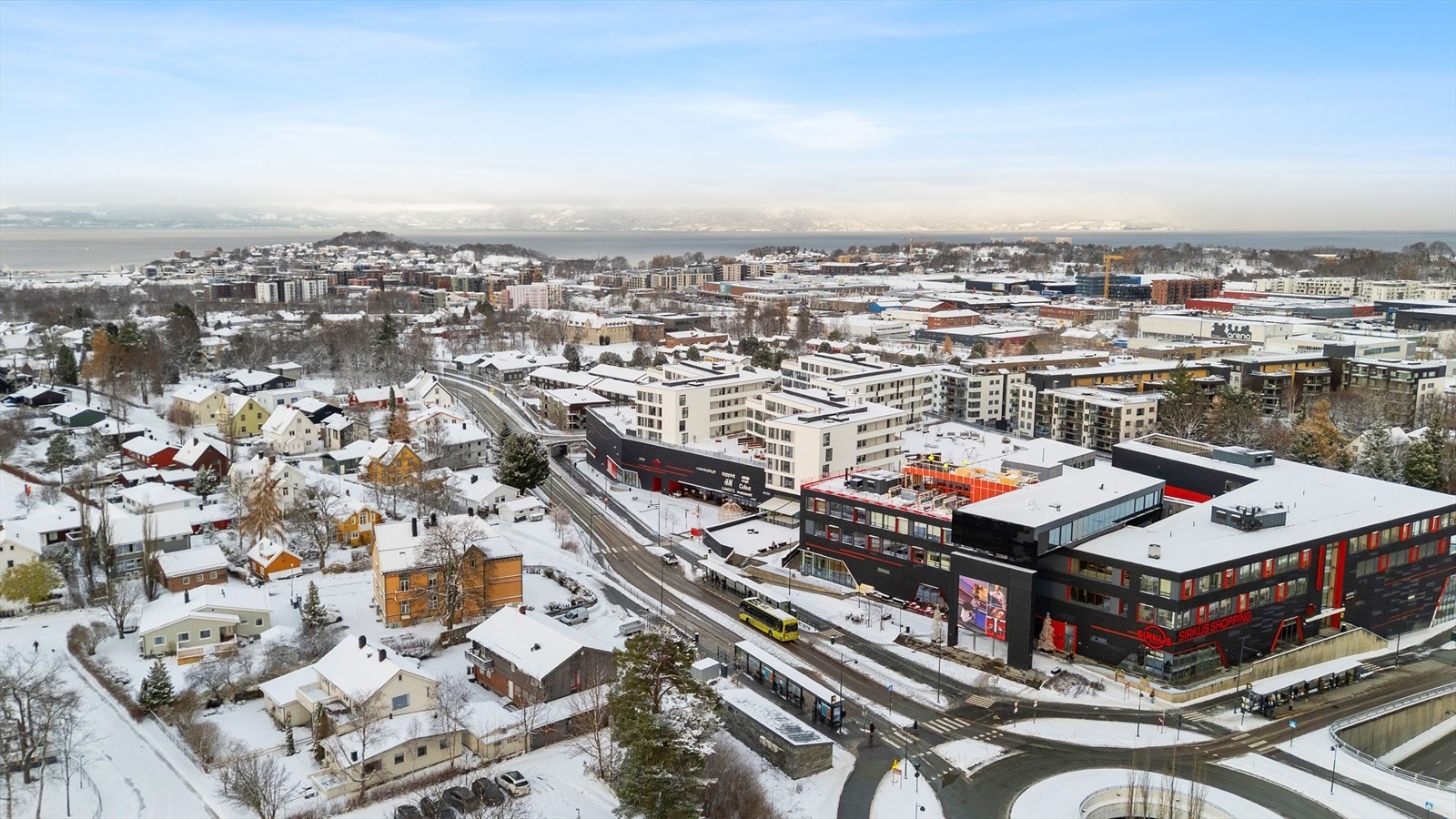 Lade ligger kun et steinkast fra eiendommen, og byr på mangfoldige butikker og servicetilbud. Galleribilde