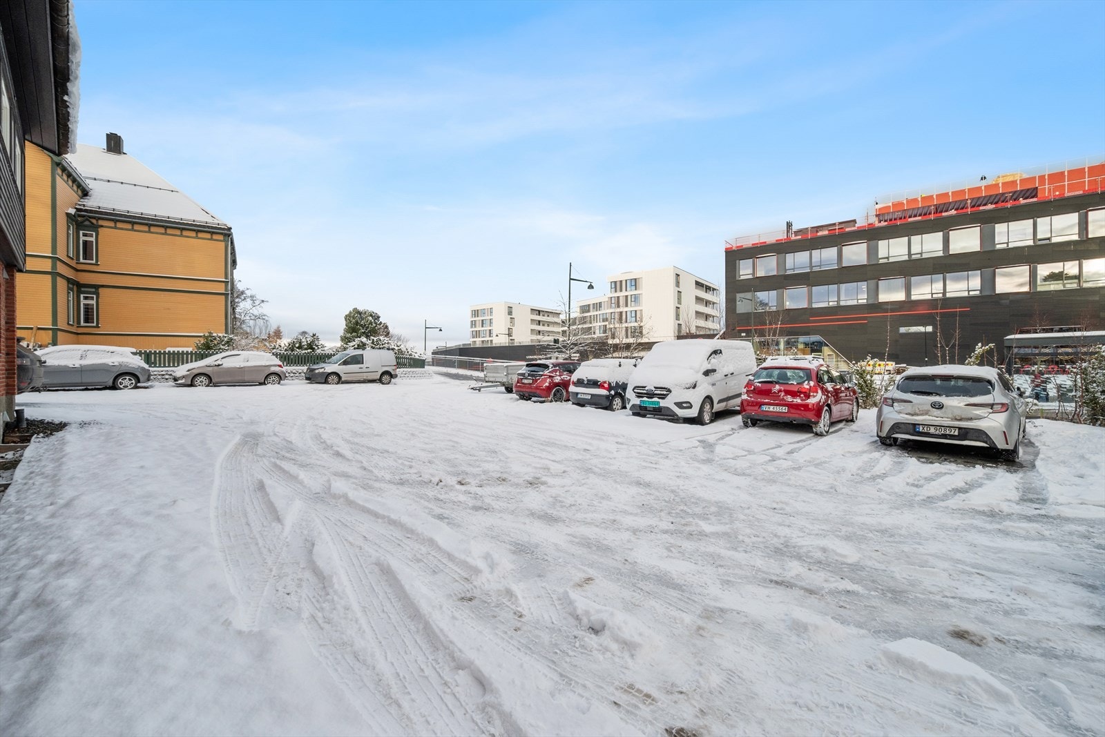Eiendommen har rikelig med parkeringsmuligheter, noe som verdsettes høyt av leietakerne. Galleribilde