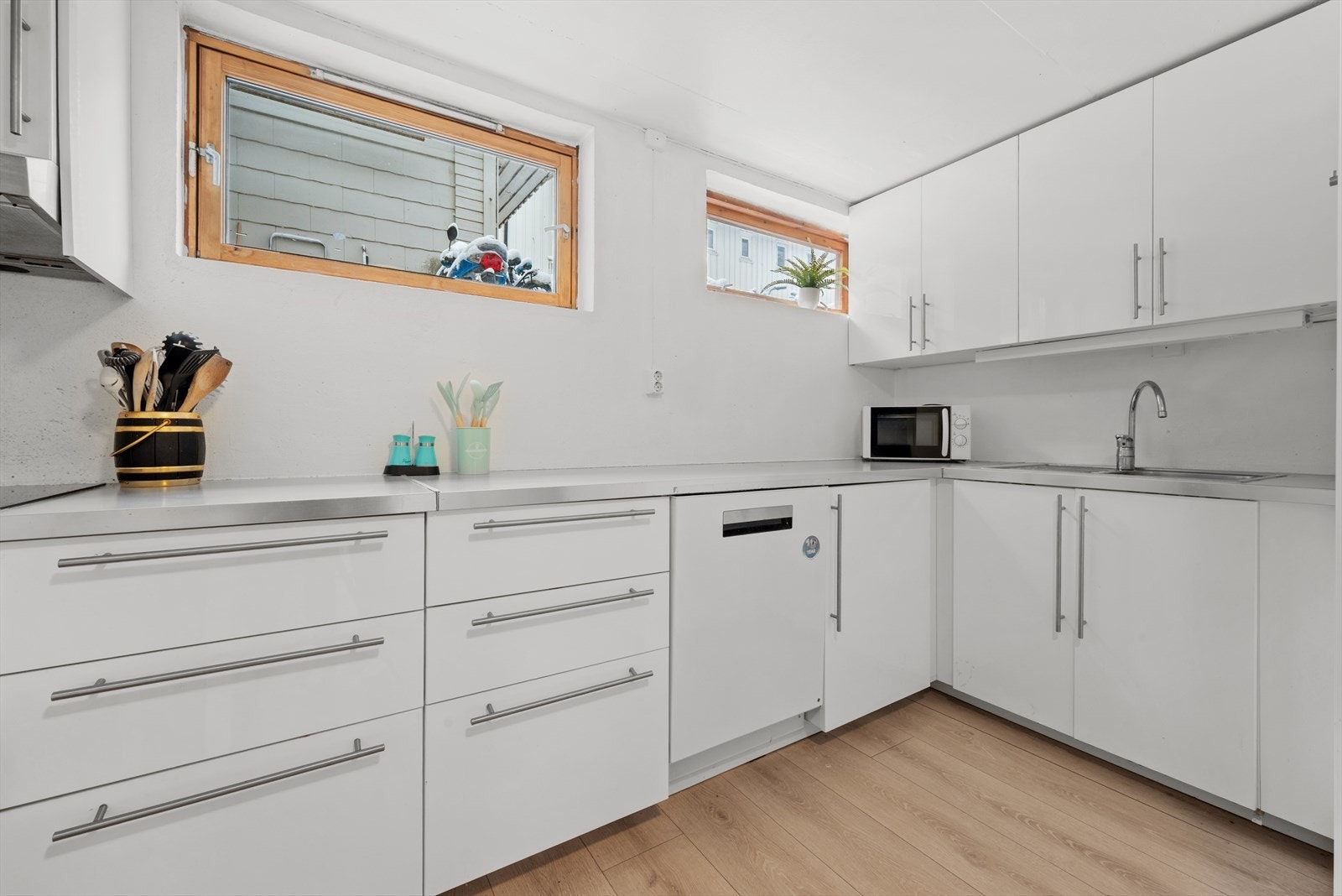 Store vinduer sikrer rikelig med lysinnslipp og rømningsveier i kjelleretasjen. Galleribilde