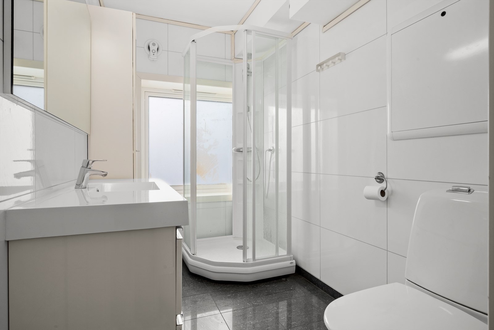 Badene i 1. etasje og kjelleretasjen er fra 2013. Galleribilde