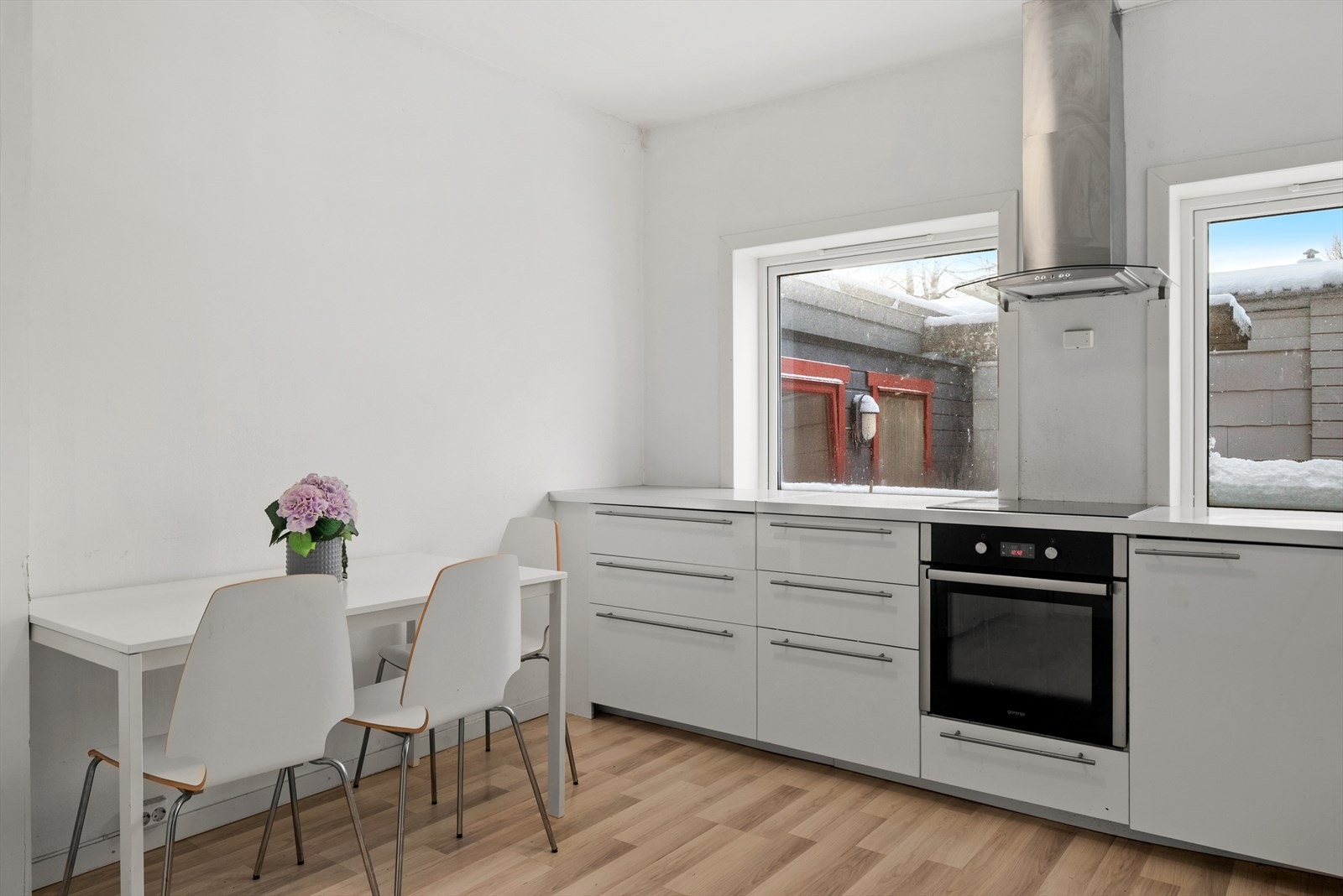 Kjøkkenet i 1. etasje er stort og har plass for mange kokker samtidig. Galleribilde