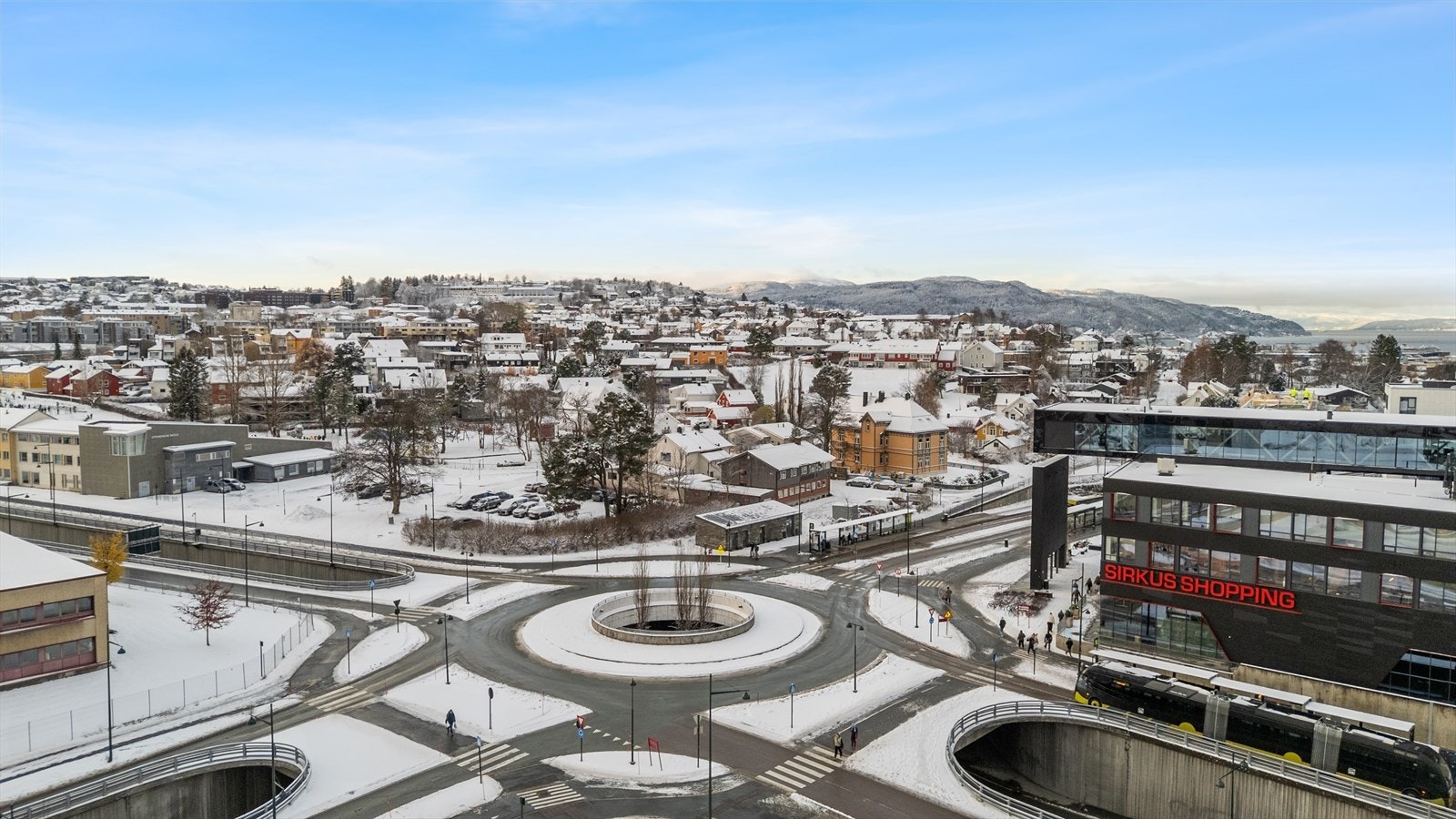 Beboerne har tilgang til mange bussruter og avganger like utenfor boligen. Galleribilde