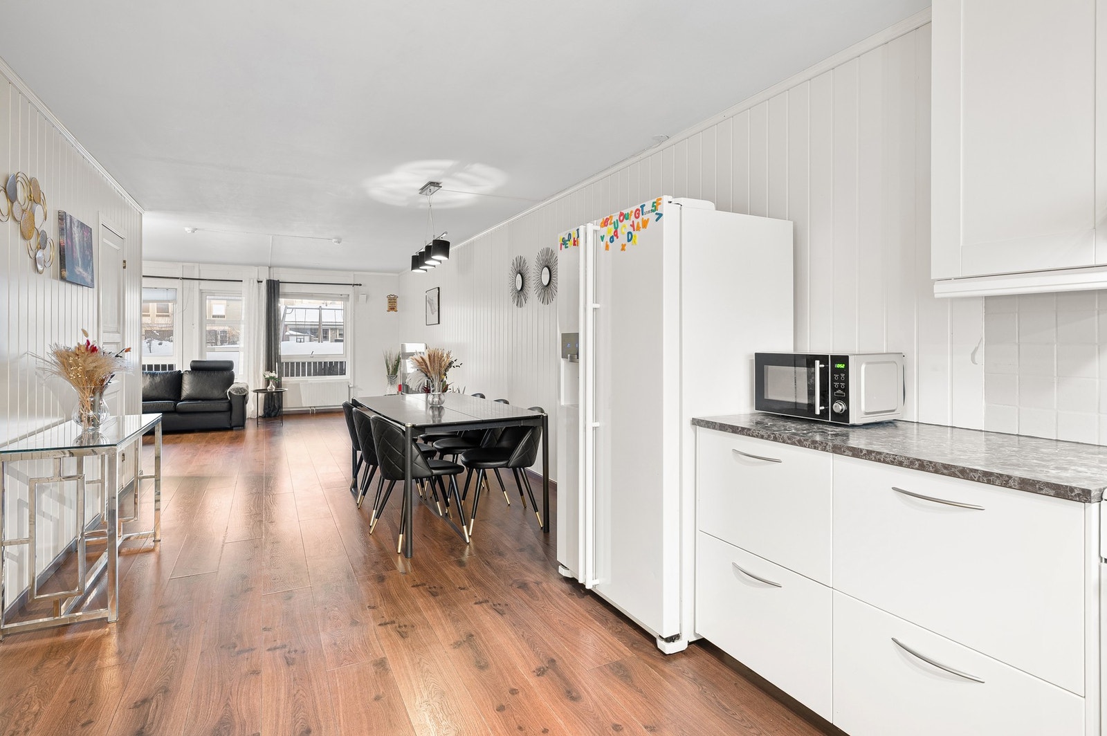 Romslig stue/kjøkken på 44,2m² Galleribilde