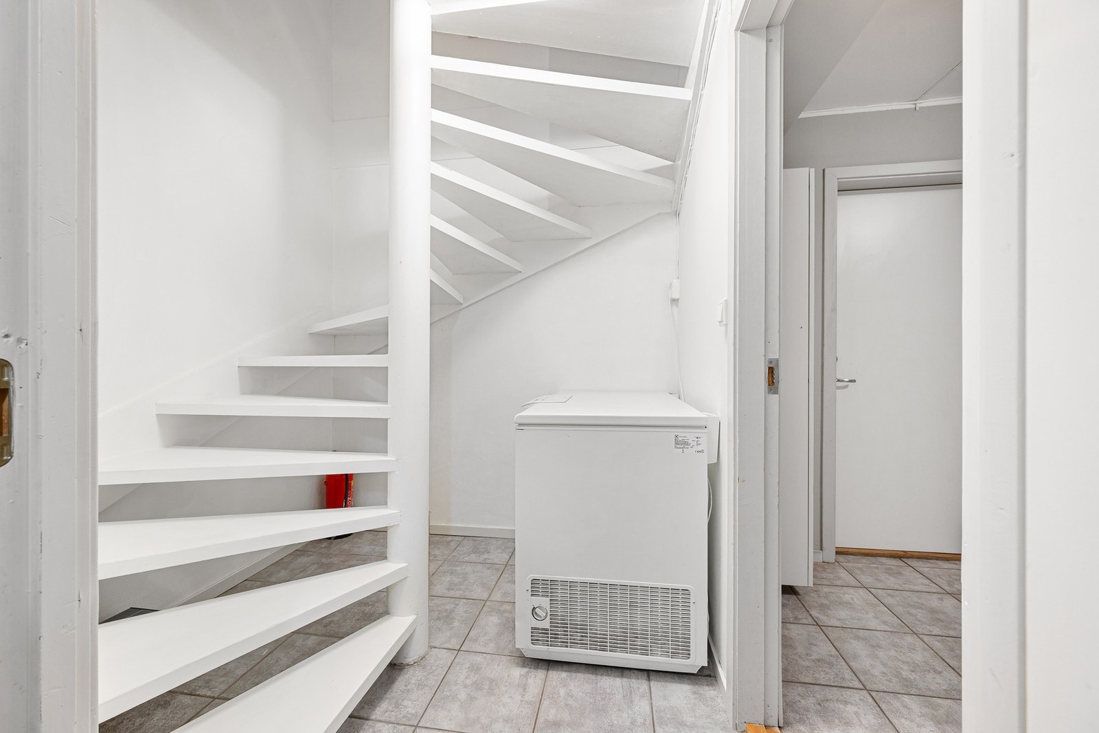 Muligheter for praktisk lagring under trapp. Galleribilde