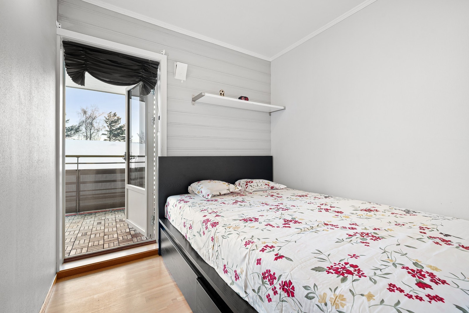 Utgang til en flott balkong fra soverommet. Galleribilde