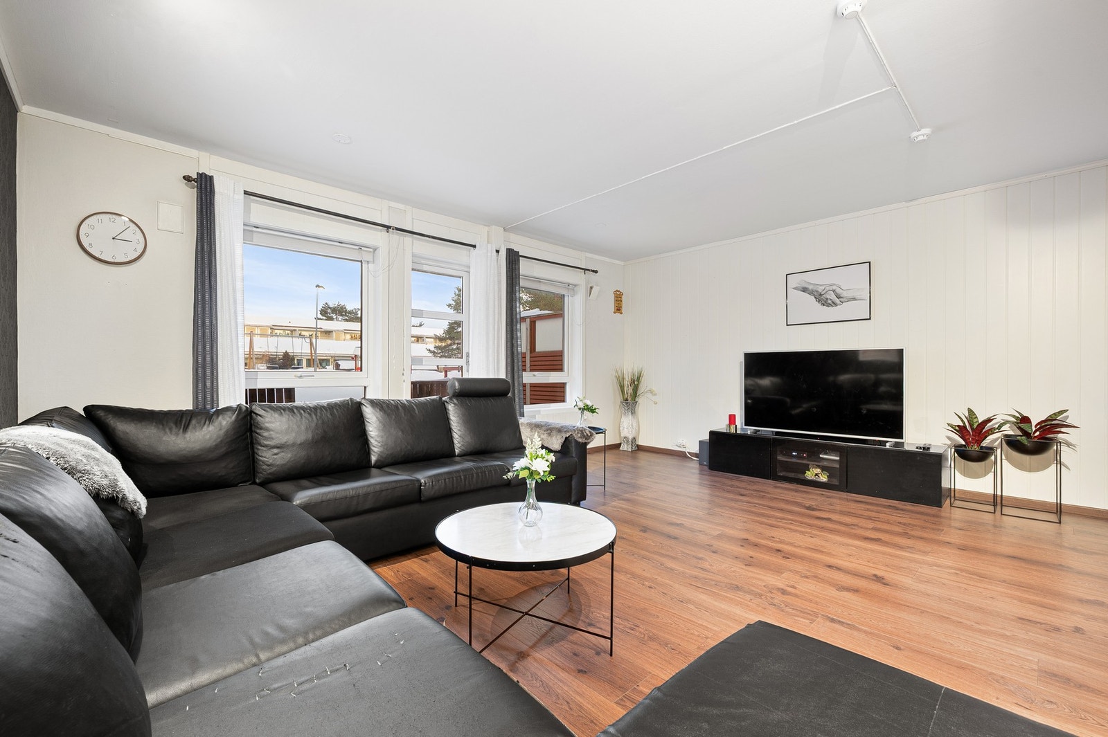 Utgang til en flott terrasse fra stuen. Galleribilde