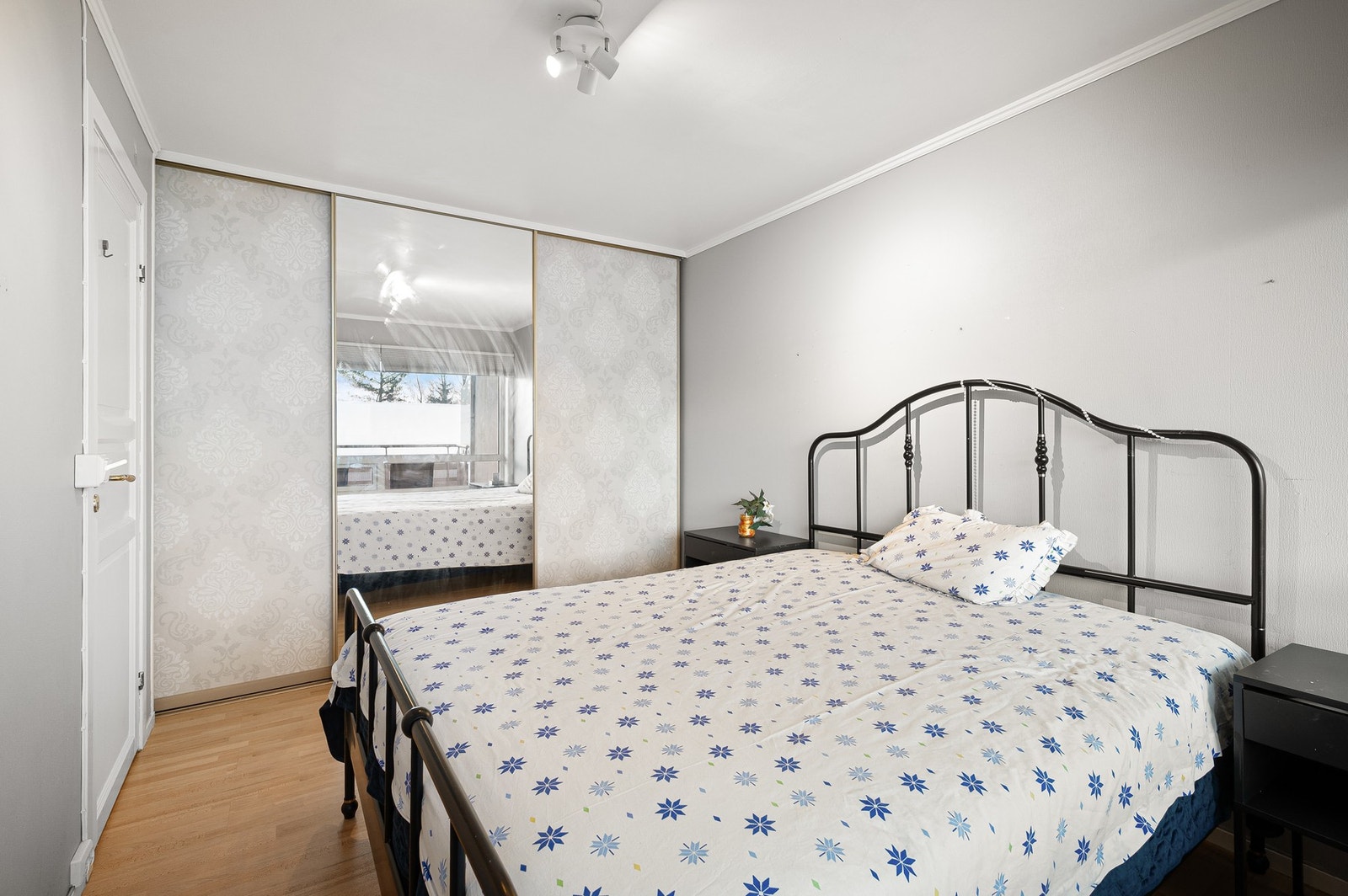 Soverom med romslig skyvedørsgarderobe. Galleribilde