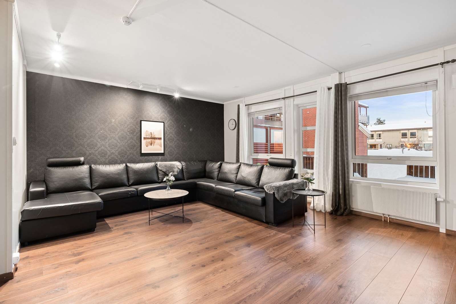 God plass til sofagruppe og tv-seksjon. Galleribilde