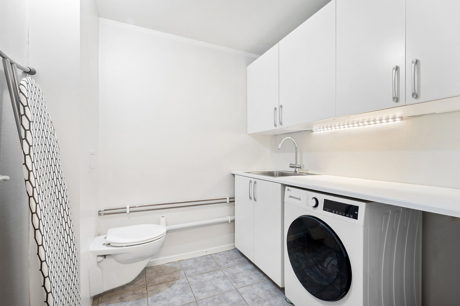 Toalettrom/vaskerom i kjelleren. Lagringsplass i skap, samt muligheter for lagring under trapp. Det er montert aquastop på vaskerom. Galleribilde