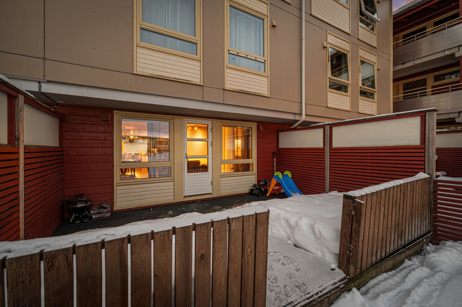 Terrasse på 18,5m² på baksiden av boligen. Galleribilde