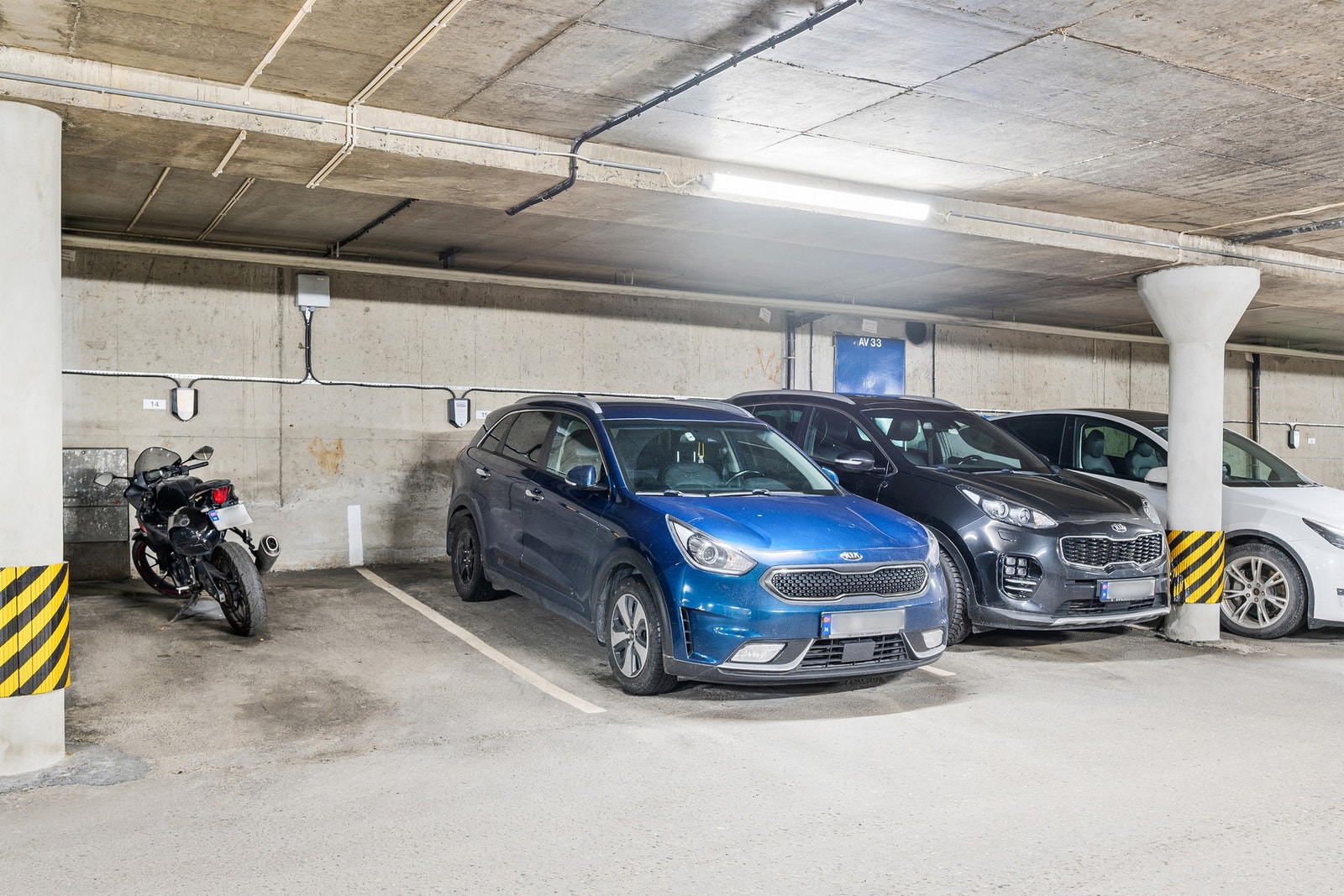 Fast parkeringsplass i kjeller medfølger leiligheten. Tilrettelagt for el-billader. Rikelig med utvendig oppstillingsplasser for gjester i borettslaget. Galleribilde