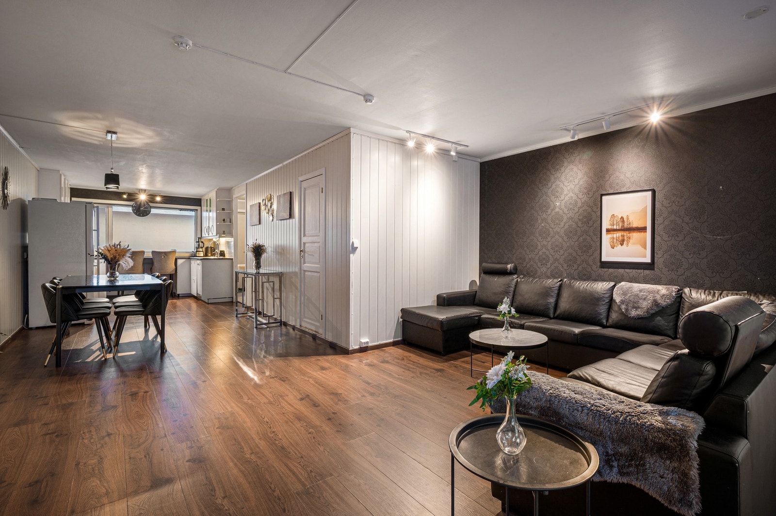 Praktisk og pen leilighet beliggende fint til i Åsheim borettslag. Galleribilde