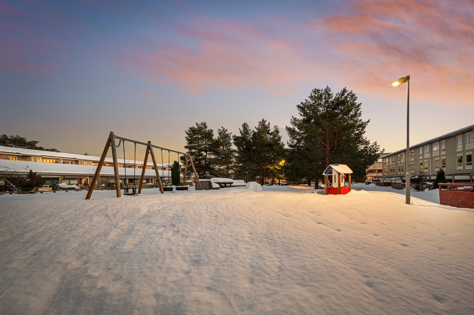 Det er fine grøntarealer og lekeplasser like i nærheten av leiligheten. Galleribilde