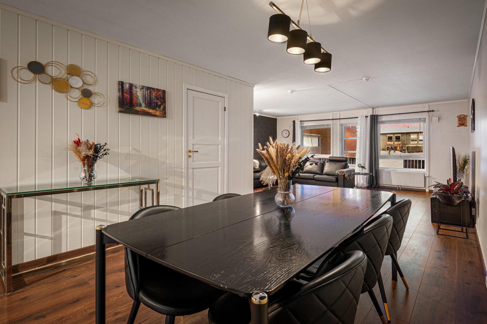 God plass til spiseseksjon i skille mellom stue og kjøkken. Galleribilde