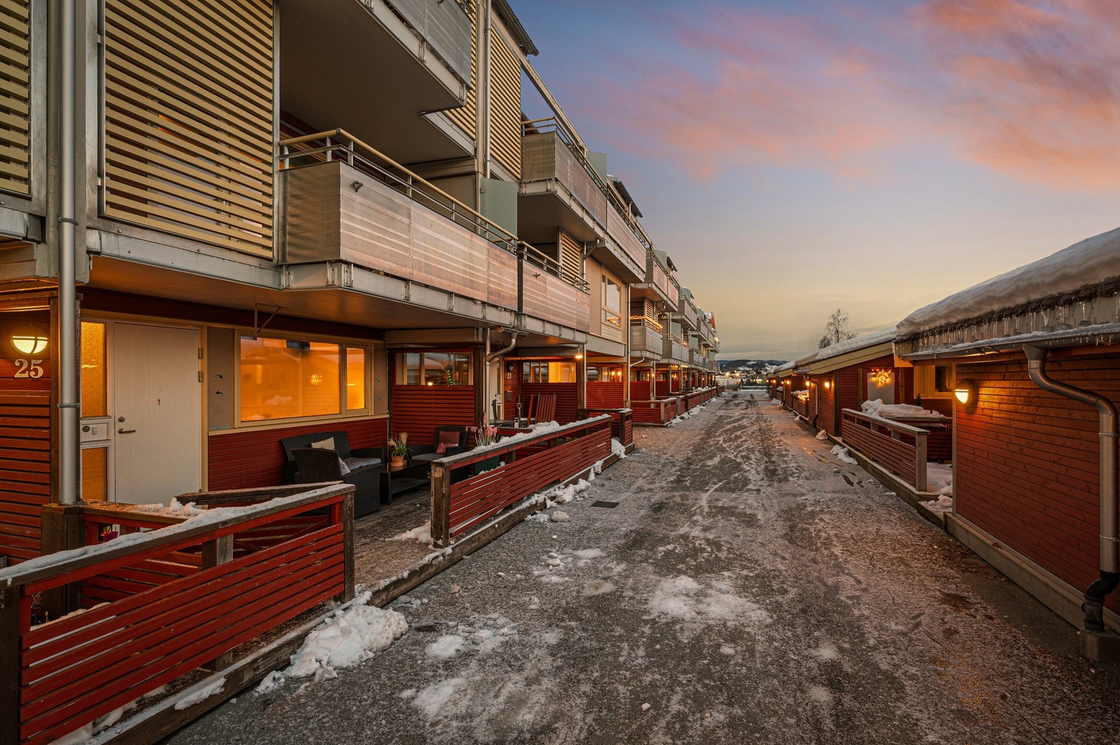 Gangavstand til skoler, barnehager, dagligvarebutikk og bussholdeplass. Nærhet til Heimdal sentrum og Tiller. Galleribilde