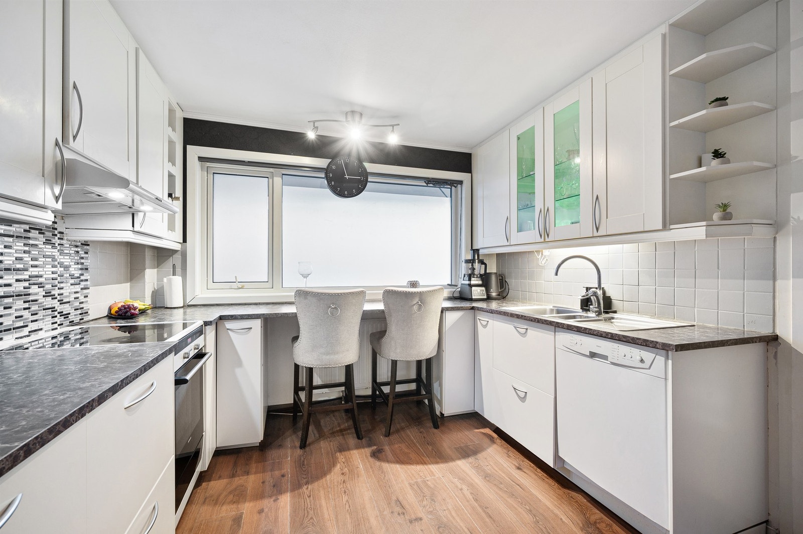 Kjøkken med god skap- og benkeplass. Galleribilde