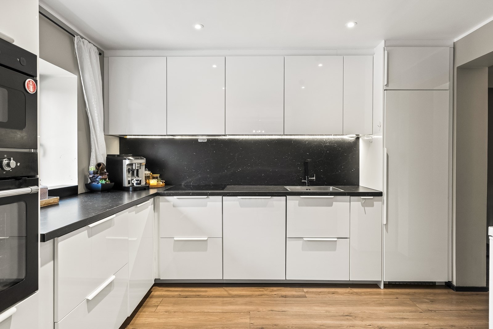 Moderne hvit kjøkkeninnredning fra 2022 Galleribilde