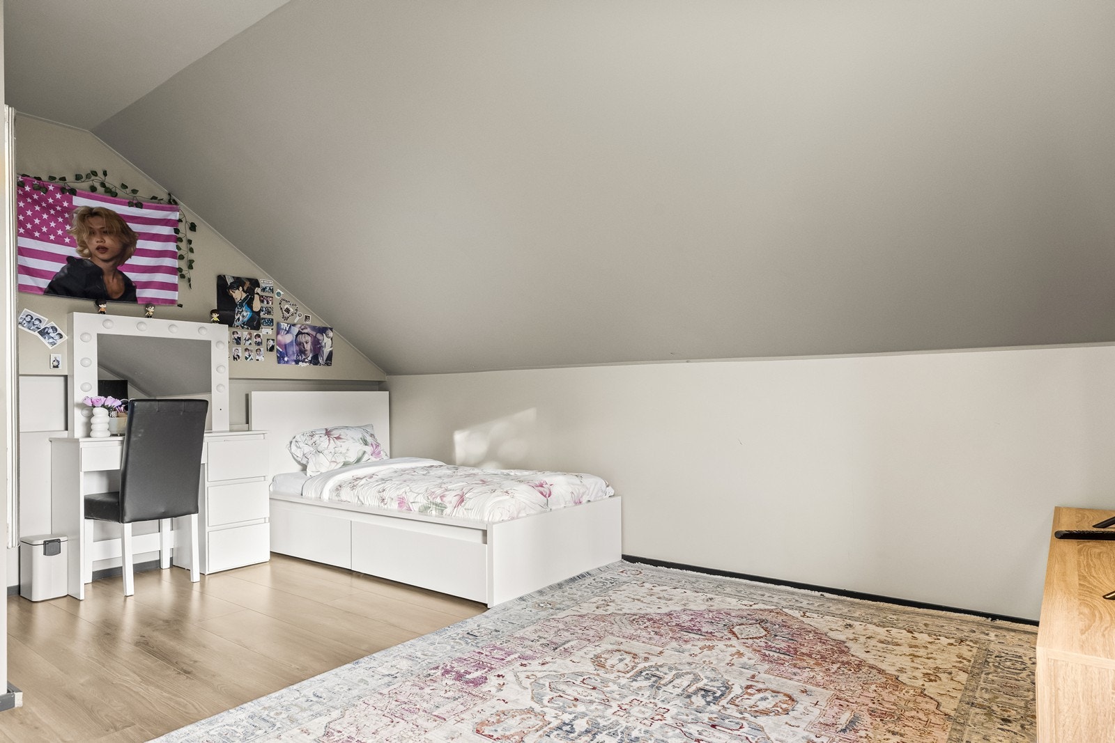 Soverom 2 er av god størrelse. Det er flere soner og rommet egner seg godt som barnerom. Galleribilde