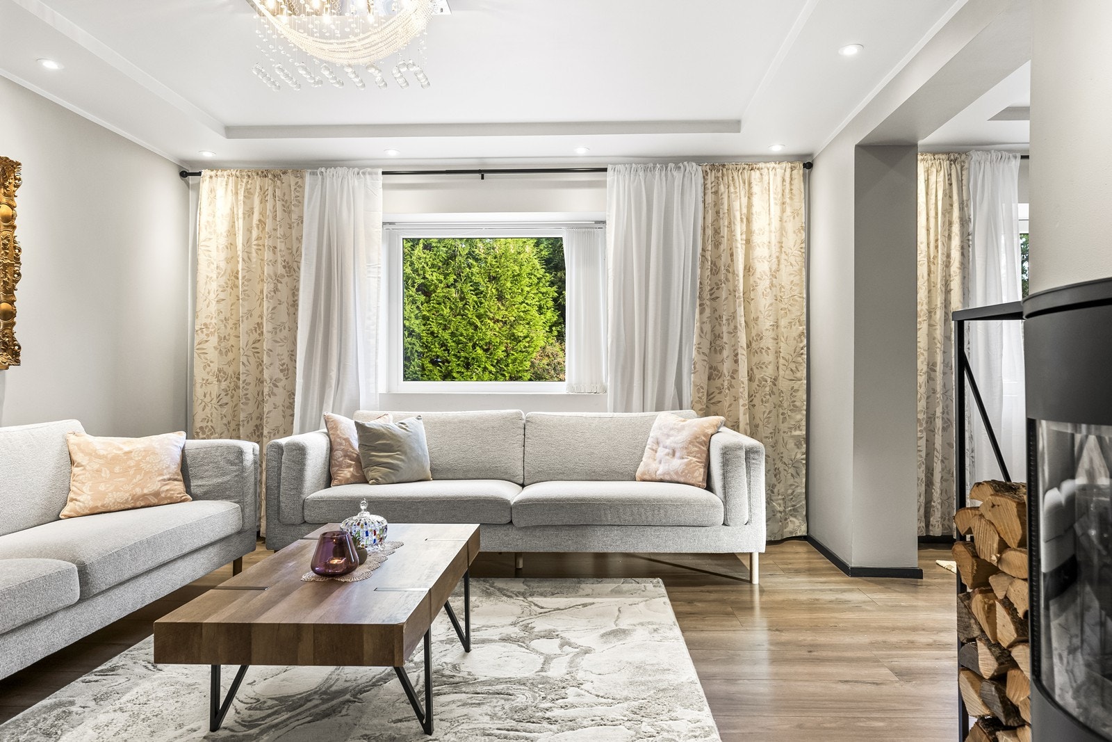 Stuen er boligens samlingspunkt, med god plass til en romslig sofagruppe. Galleribilde