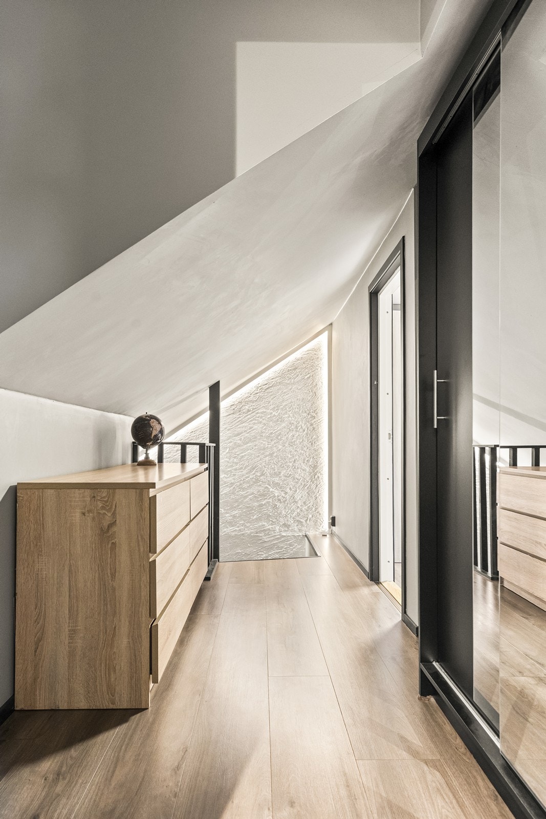 En tretrapp leder opp til andre etasje, som rommer boligens private sone. Galleribilde