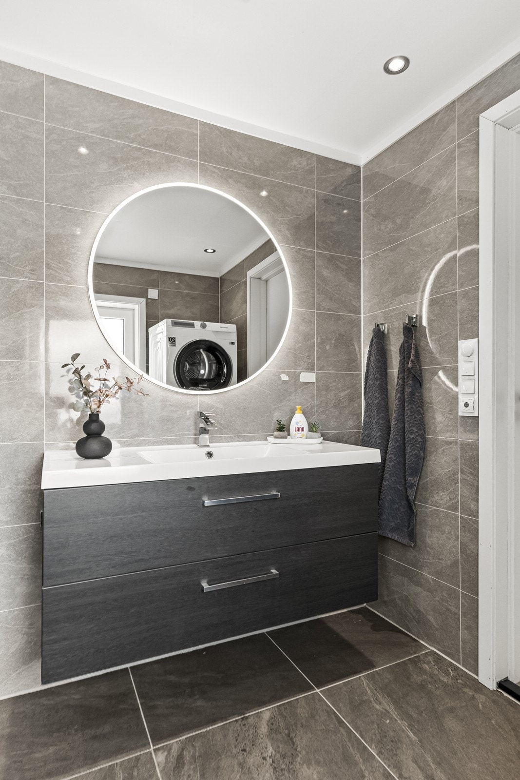 Her er det opplegg for vaskemaskin og behagelig gulvvarme for god komfort. Galleribilde