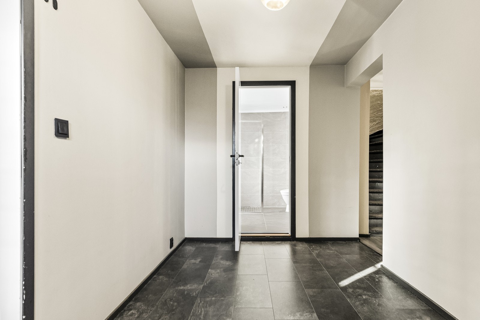 Fra gangen er det direkte tilgang til badet og videre inn til boligens oppholdsrom. Galleribilde