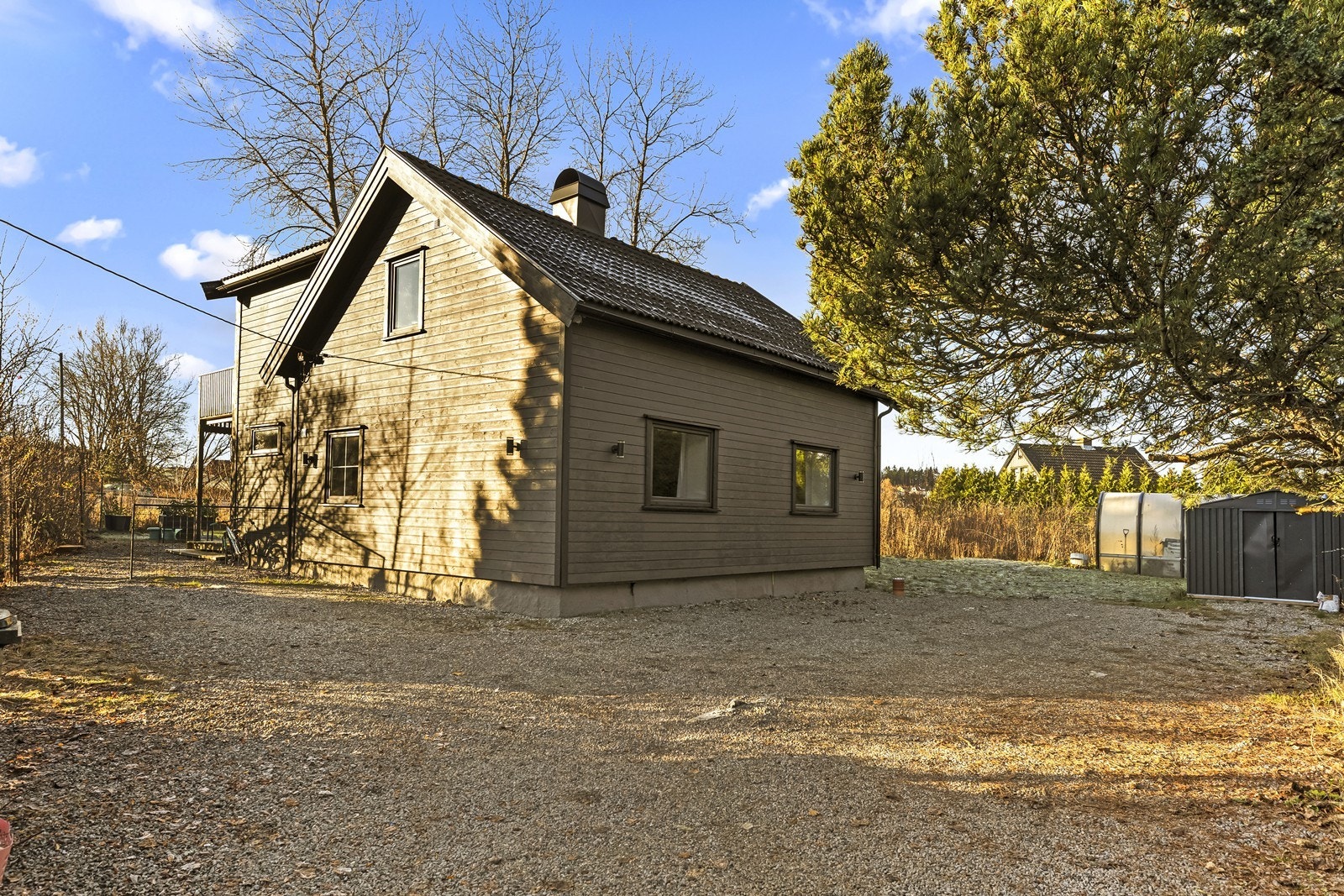 Tomten gir gode muligheter for parkering og diverse utendørs bruk. Galleribilde