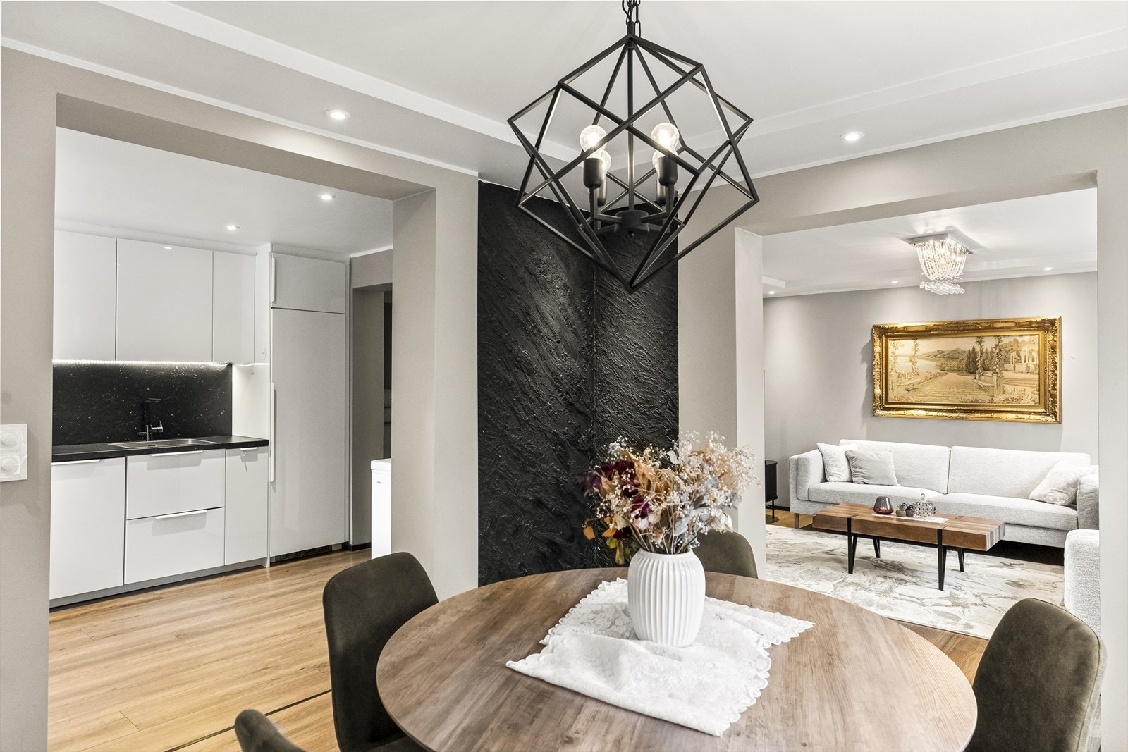 Kjøkken med delvis åpen løsning til kjøkkenet Galleribilde