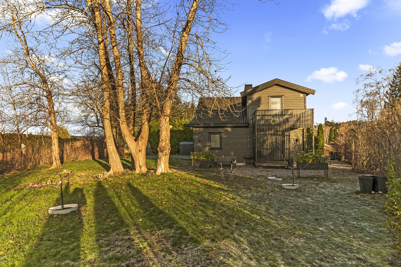 Eiendommen har en hage med plen og plass for utendørs aktiviteter. Galleribilde