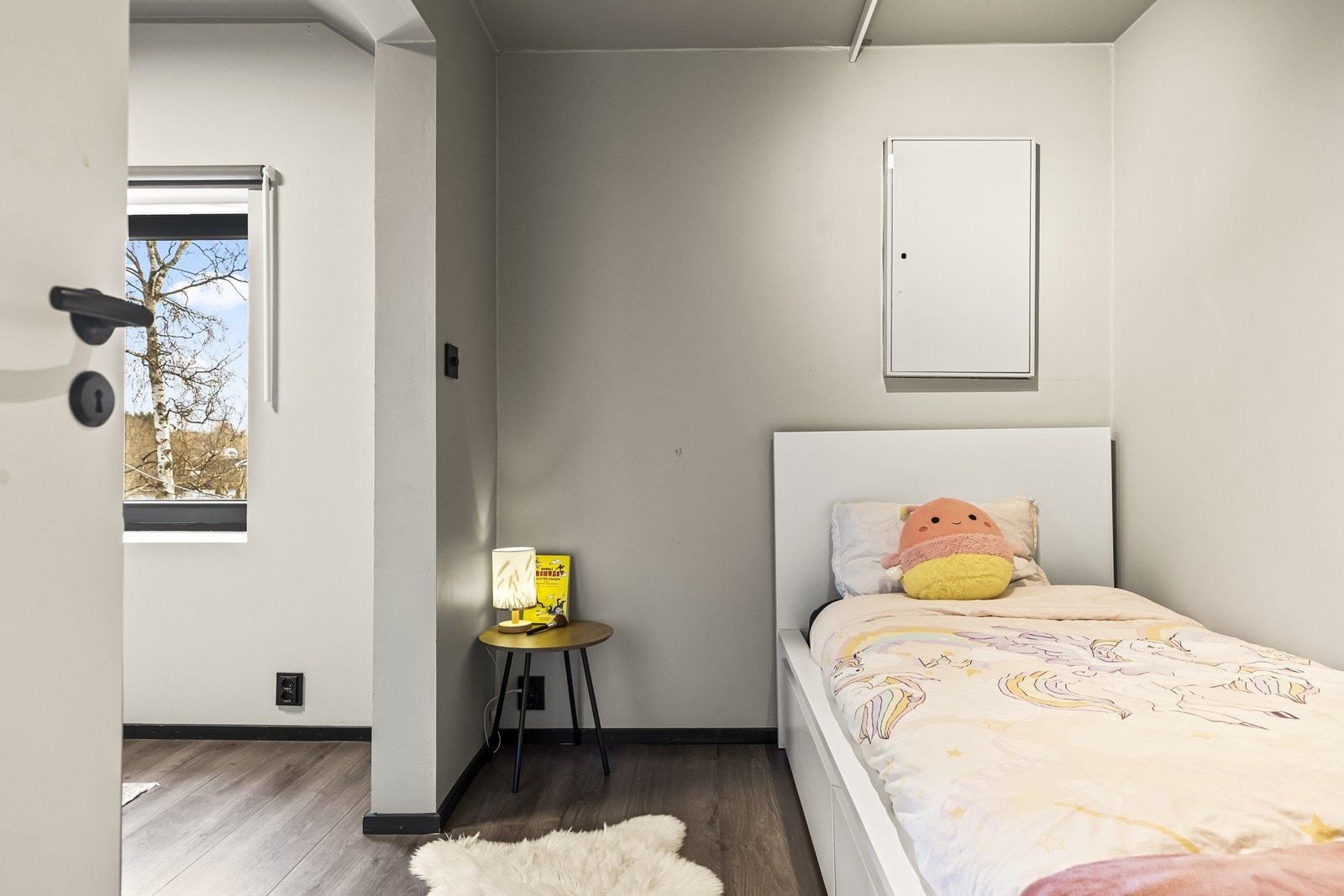 Gjennomgående material- og fargevalg skaper en helhetlig stil i andre etasje. Avdeling i soverom 2 Galleribilde