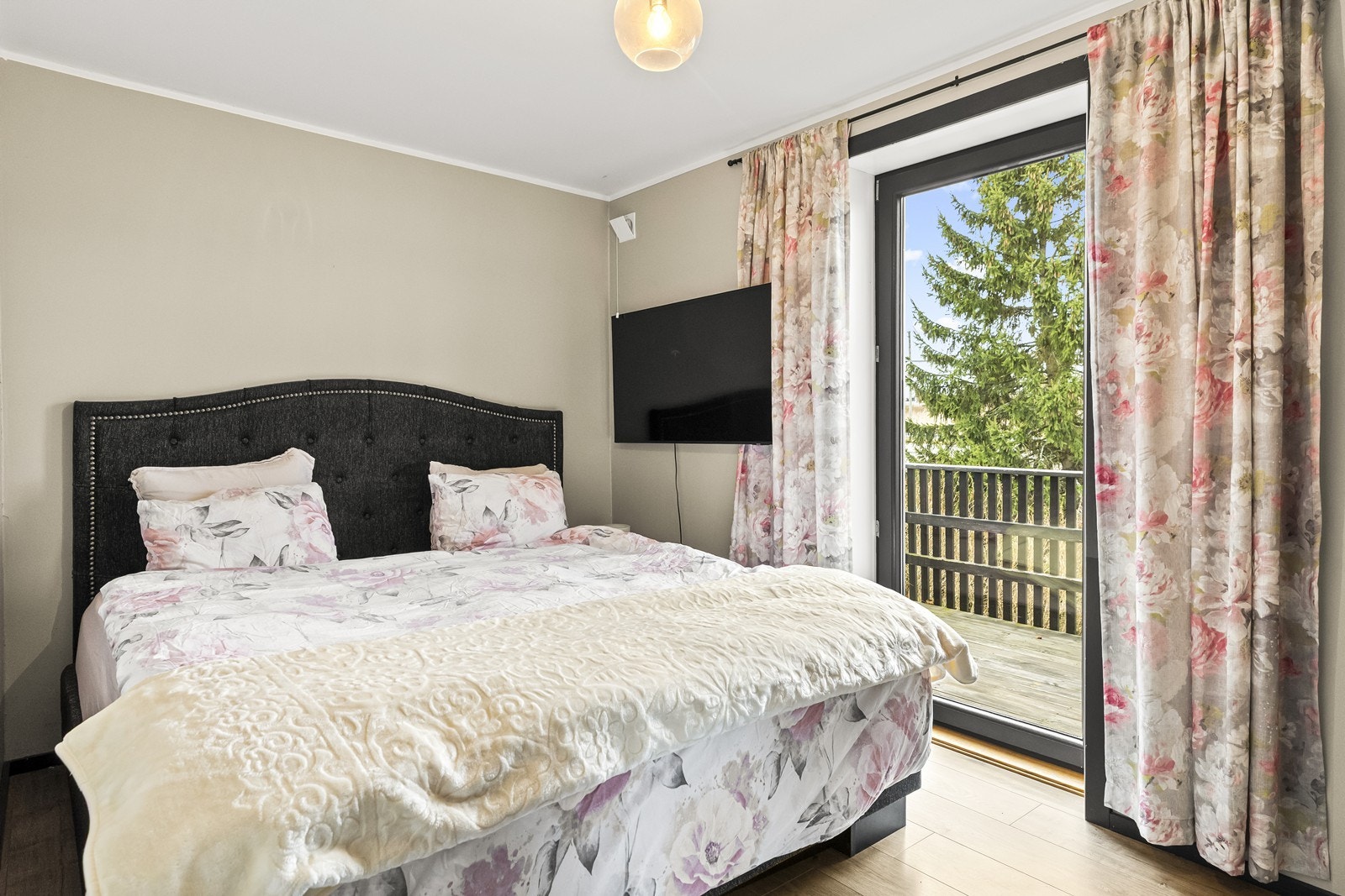 Hovedsoverommet har god plass til dobbeltseng og utgang til en balkong på 7 m². Galleribilde