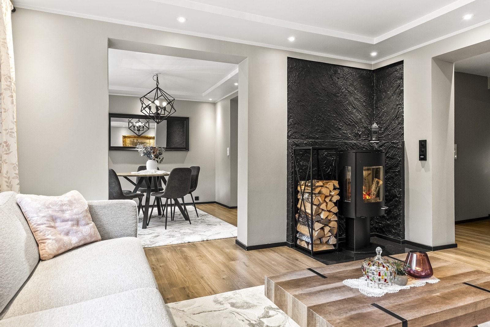 En moderne vedovn mot en teksturert fondvegg gir både varme og atmosfære. Galleribilde