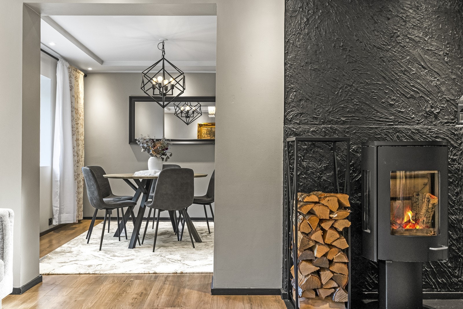 Den delvis åpne løsningen mot spisestuen skaper en god romfølelse. Galleribilde