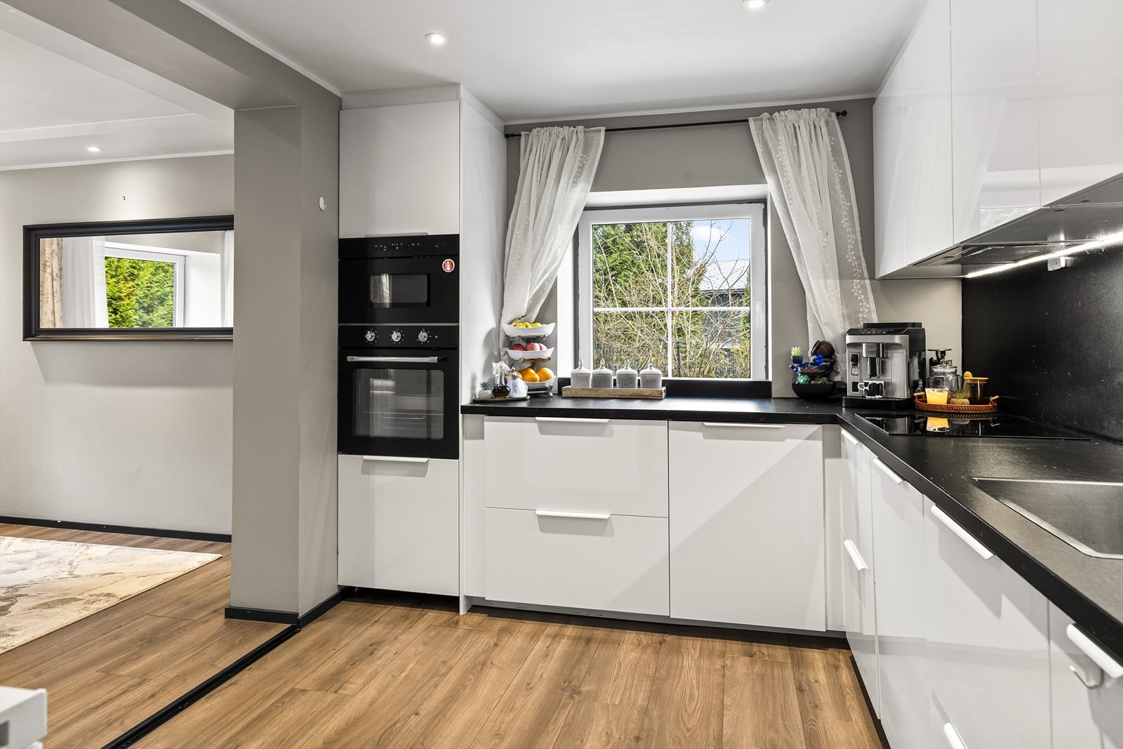 Kjøkken har integrerte hvitevarer Galleribilde