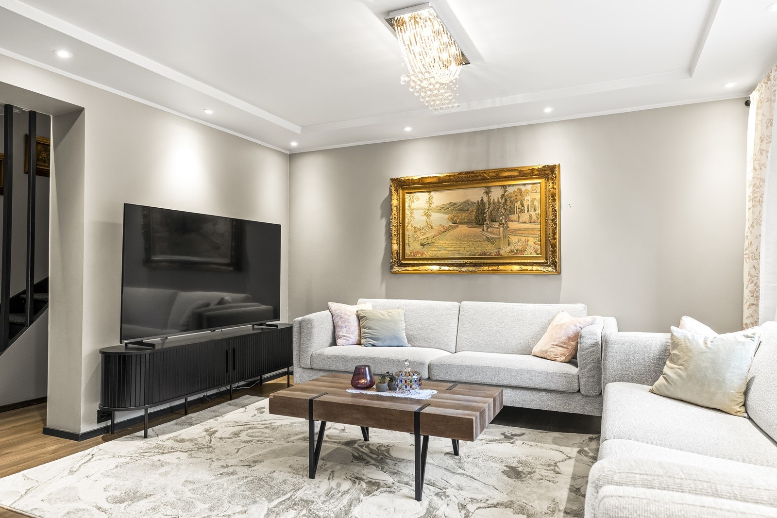 Downlights i himlingen gir en jevn og god belysning i rommet. Galleribilde