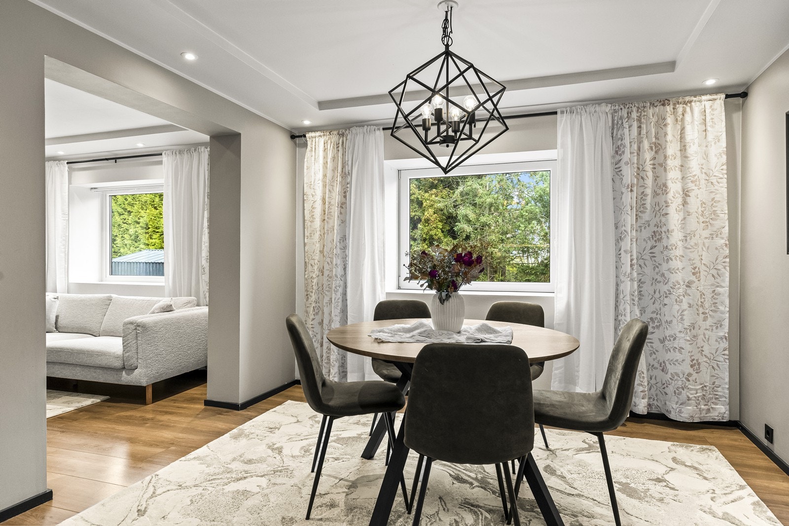 Spisestuen ligger i fin forlengelse av stuen, med plass til et stort spisebord. Galleribilde