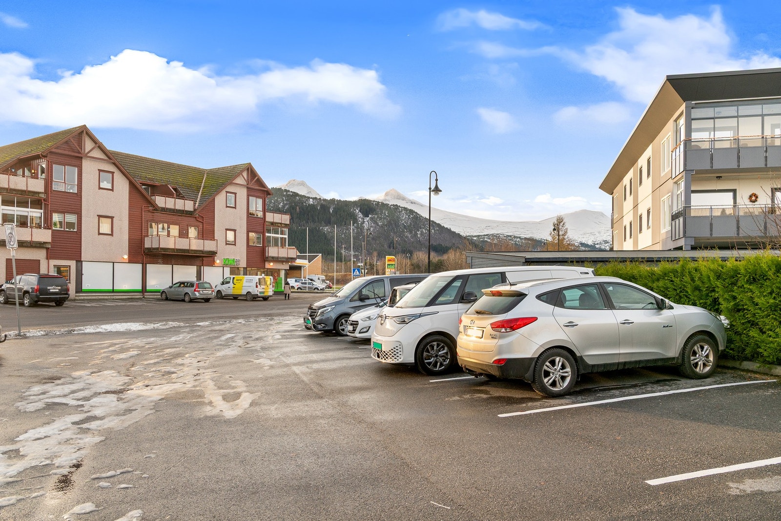 Det medfølger parkering på nabotomta. Plassen er markert med plass nr 4. Galleribilde