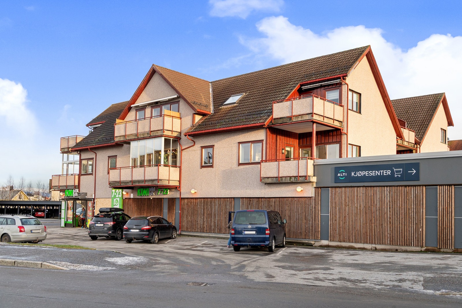 Leiligheten ligger på hjørnet i 2. etasje Galleribilde